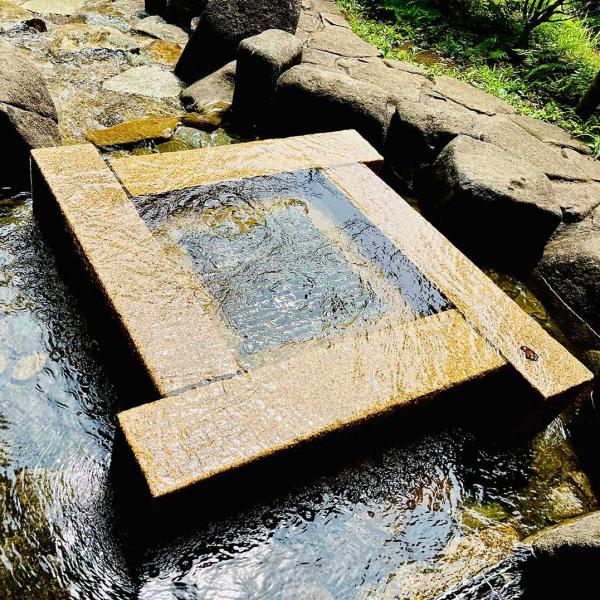 大きな井戸のようなところから湧き出る水が涼を感じさせる