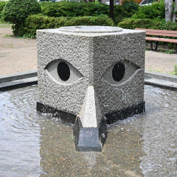 宮下公園。上部から水が湧き出るオブジェ