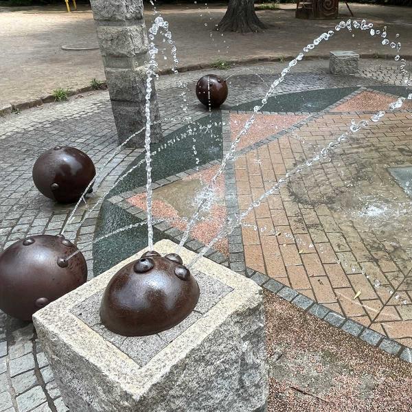 不思議な玉から水が噴出