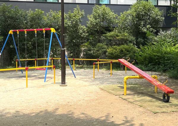 ブランコやシーソーなどでも遊べる
