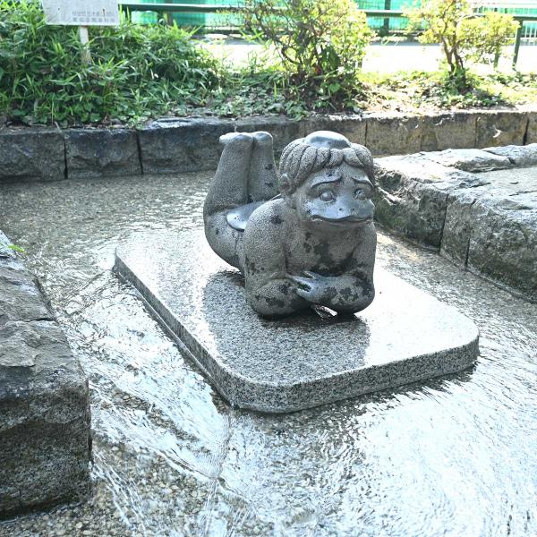 流れの中にあるかっぱの像は、成田かっぱ公園の人気者