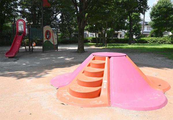 カラフルなすべり台など、子供向けの遊具もある