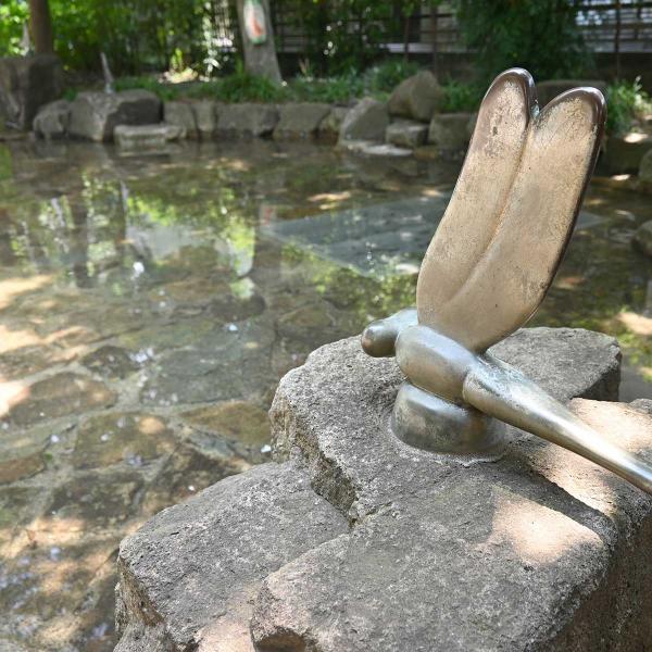 トンボやチョウの像がじゃぶじゃぶ池の周りを飾っている