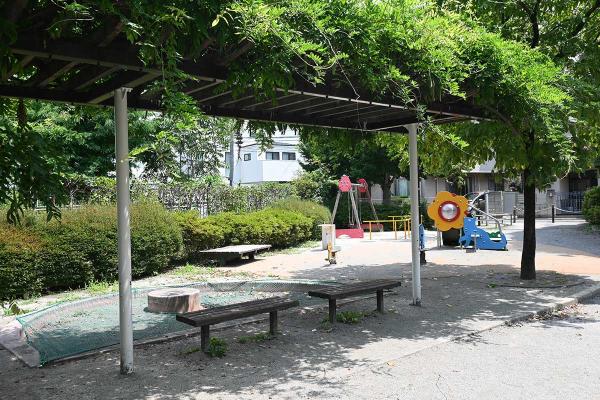 藤棚が日陰をつくるベンチは、一休みするのにぴったり