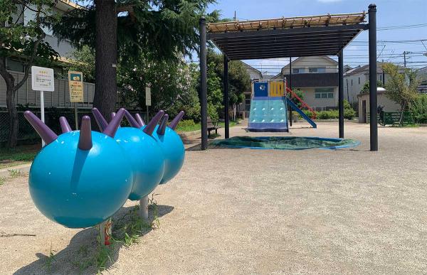 滑り台や砂場の手前にあるのは、毛虫のような形をしたスプリング遊具