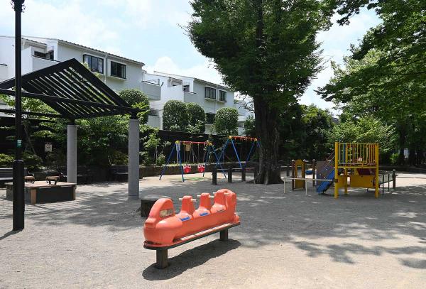遊具の種類も多く、休憩できる大きなベンチもあり、ゆっくり遊べそうだ