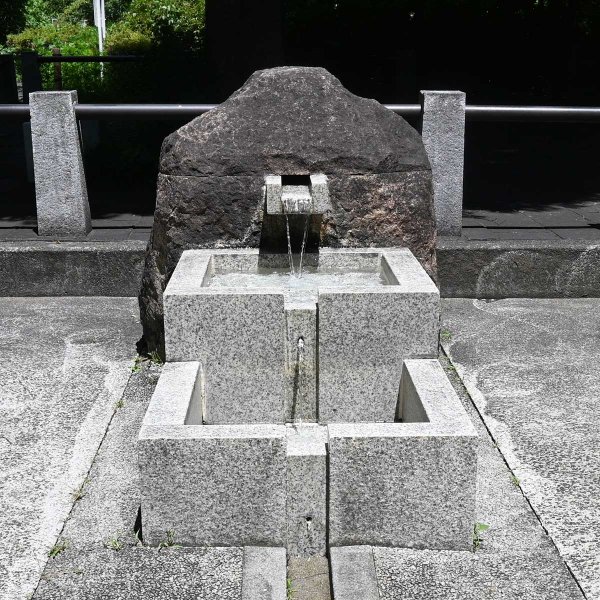 乙女橋緑地。手を浸して冷たさを楽しめる水の流れ口