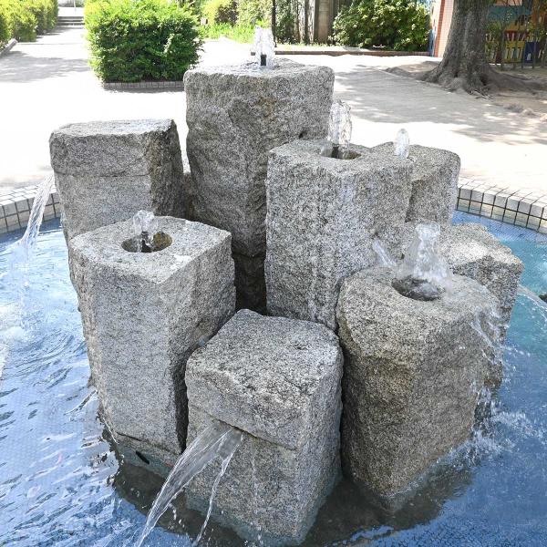 上部や側面から水が出ているユニークな噴水