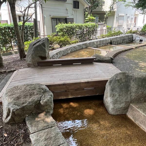 川を模した流れに小さな橋が架かる