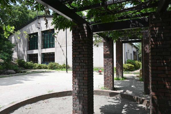 公園の遊具は少ないが、隣接する四宮森児童館でも遊べそうだ