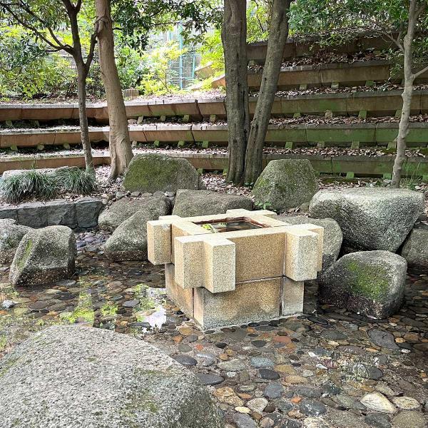 流れの先、木立の中にじゃぶじゃぶ池がある