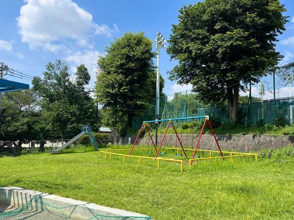 ブランコ、すべり台などの遊具がある「遊びの広場」