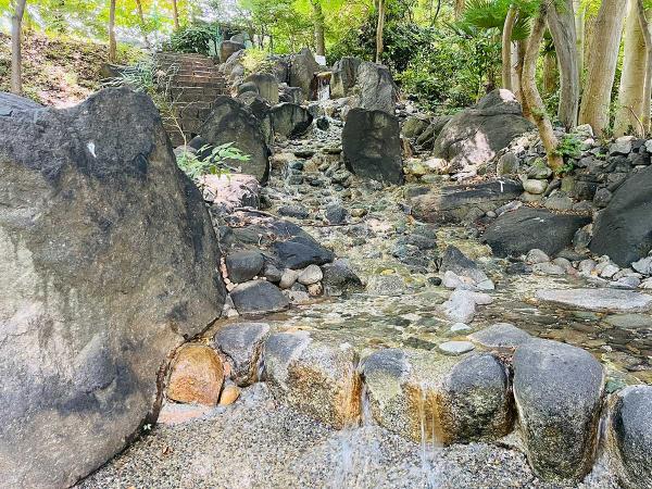 大小さまざまな石に囲まれた流れ。夏期は遊歩道に沿って水流が続いていく