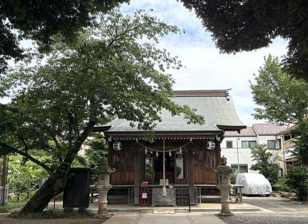 社殿。一説には、新田義貞がこの地へ陣を敷き、社殿を創設したとも伝えられる