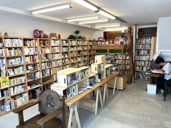 「本店・本の実験室」内部。「本の長屋」より現代的な内装