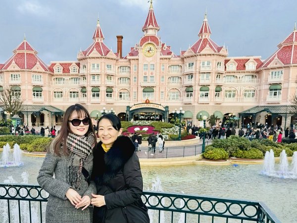 成長した娘さんとフランス旅行を楽しむ天野さん（写真提供：天野ひかりさん）