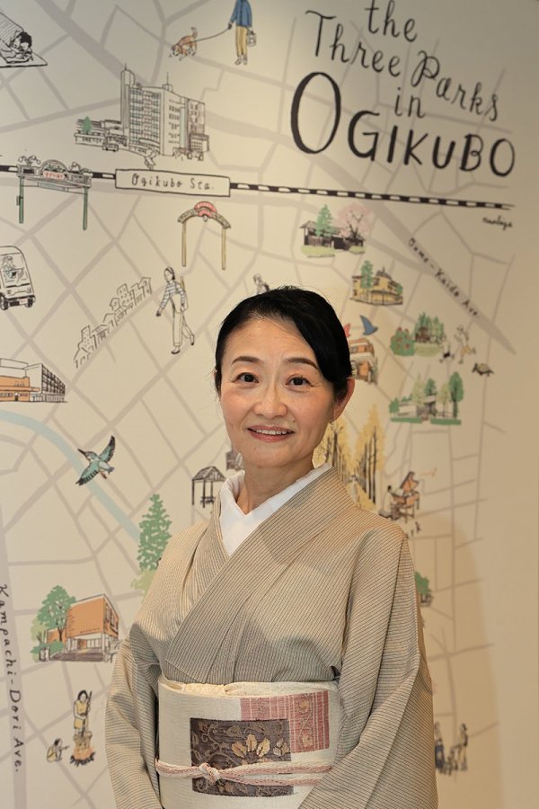 カフェの荻窪三庭園（※２）MAP前に立つ天野さん（撮影：やまかわけんいちさん）