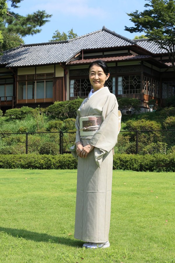荻外荘公園の芝生広場に立ち「ずっと戦後が続きますように」と語った天野さん（撮影：やまかわけんいちさん）