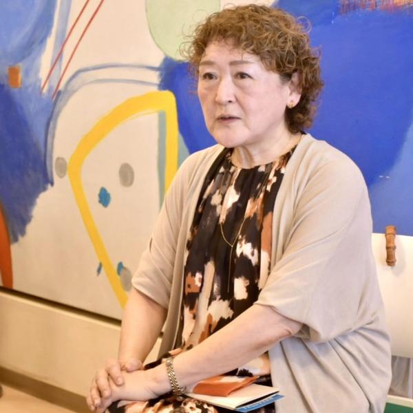 活動について熱心に話す
