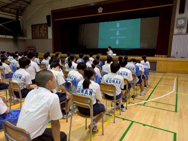 グリーンバードの活動について、杉並区立高南中学校で講演する谷村さん（写真提供：谷村一成さん）