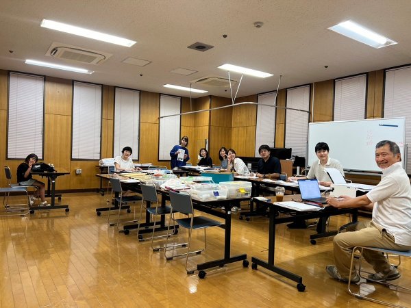 折込発行作業中の広報部のメンバー（写真提供：杉並区聴覚障害者協会）