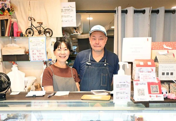 協力してスイーツ作りに励む、山崎功吉さんと智子さん