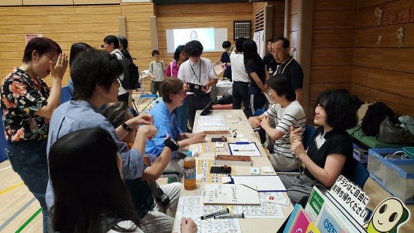 デフリンピック応援イベントin杉並で手話を教える（写真提供：杉並区聴覚障害者協会）