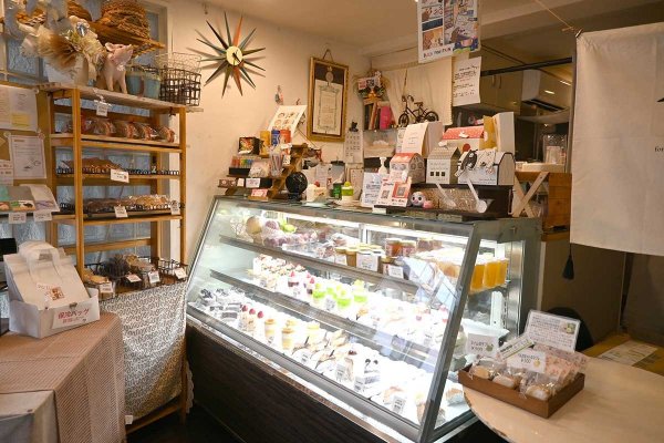 こぢんまりとした店内。夜の21時まで温かく迎えてくれる