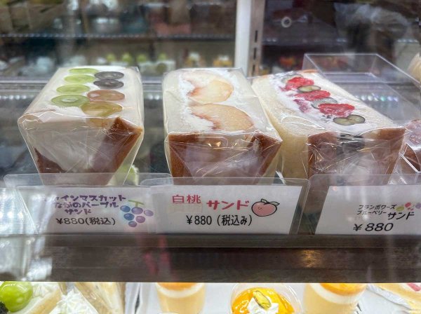 シェアできるほど大きいフルーツサンド。中にもフルーツがごろごろ