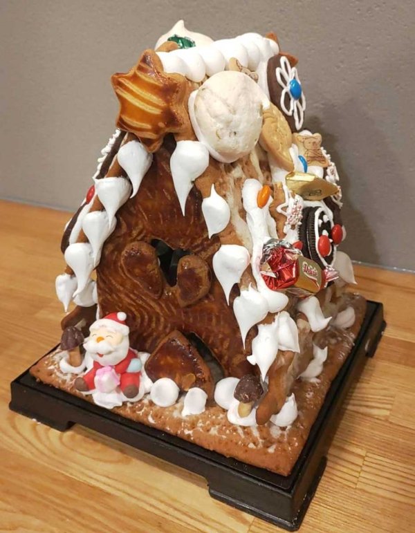 例年11月に登場するヘクセンハウス。普通のクリスマスケーキも販売（写真提供：ブラックマウンテン）