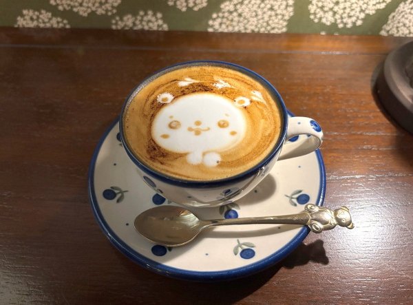 カプチーノ。食器とラテアートが融合してより魅力的に