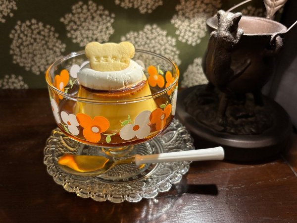 人気のミミタムプリン、店名入りクッキー付き。材料は卵、牛乳、砂糖のみ