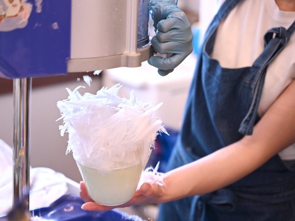 適温の氷が勢いよく削り出される様子は眺めていても飽きない