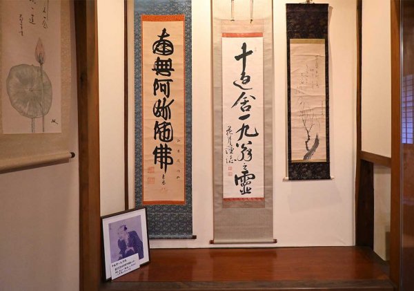 右の掛け軸は一九の直筆。店舗２階に飾られている