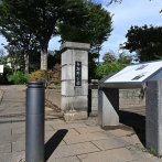 当時の住まいを彷彿とさせる門柱