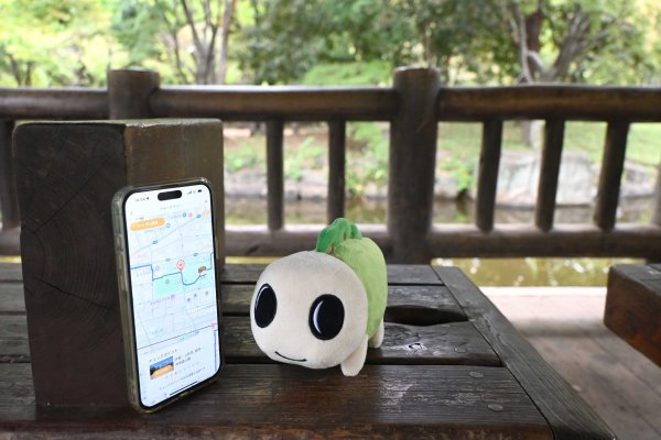 池のほとりの静かなあずまやでルートをチェック。「どこまで歩いたかな～」