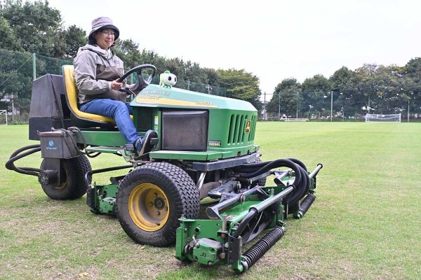 井草森公園運動場の芝を整える様子