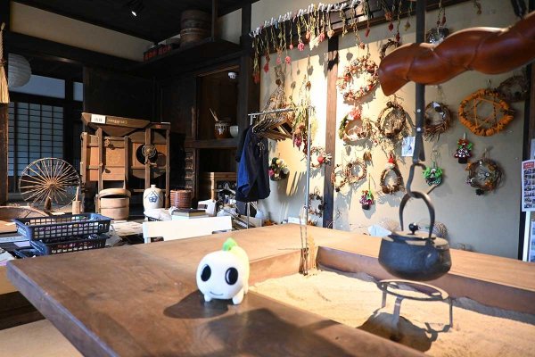 江戸時代中期の古民家の梁（はり）や柱を活用した管理事務所棟