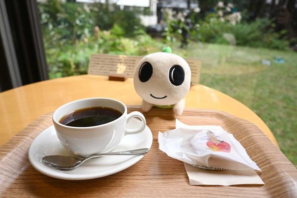 りんごが大好きななみすけは、絵本カフェで和風アップルパイをぱくぱく