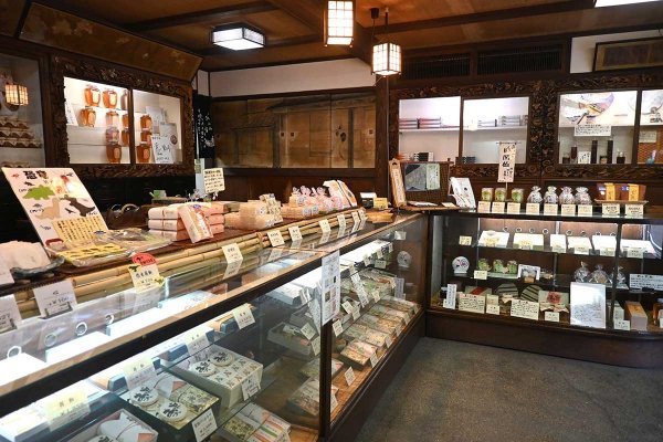 「粟飴」など、さまざまなあめ製品が並ぶ店内