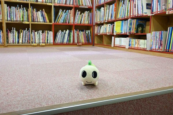 柿木図書館の児童書コーナー。親子連れが使いやすい小上がりスペースもある