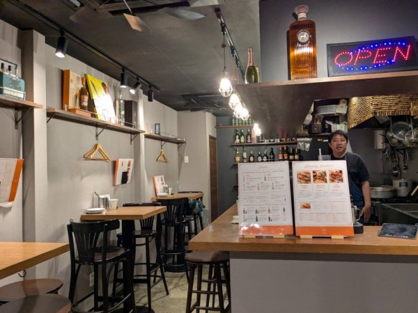 こぢんまりとした中にも温かみのある店内