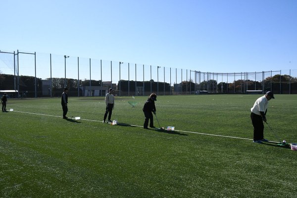 広い空間に向かってショットの練習中