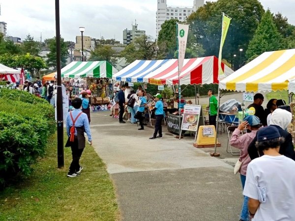 飲食・雑貨などの出店も多くあり、地域の交流の場に