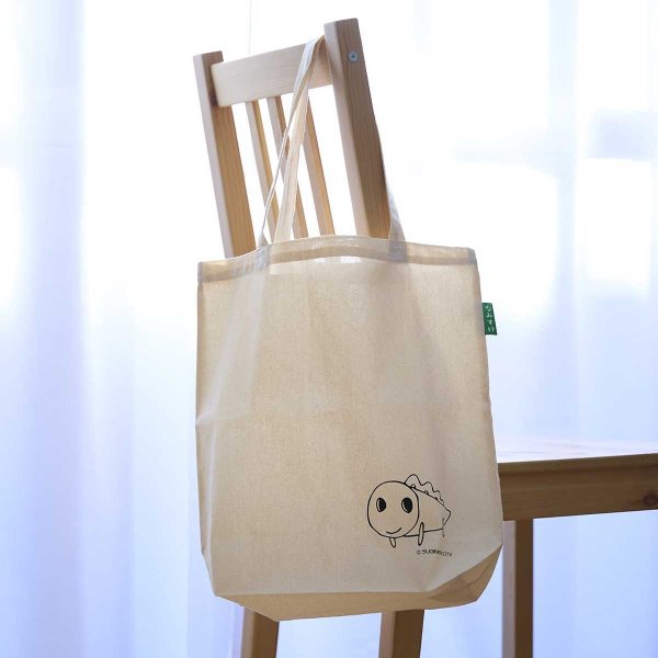 ゆったりとした持ち手に底マチ付きで、用途はさまざま