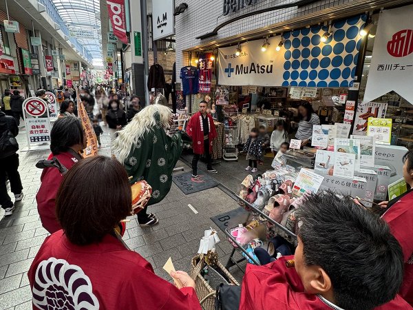 商店街を練り歩く太神楽、寒い時期なので天気が心配（写真提供：高円寺演芸振興協会）
