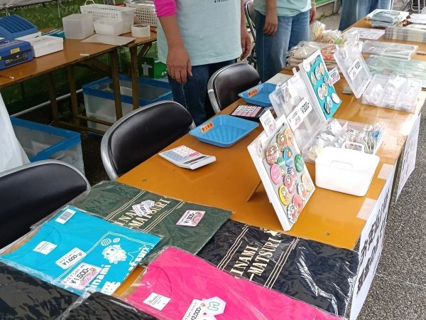 Ｔシャツや缶バッチ、クリアファイルなど充実の品揃え