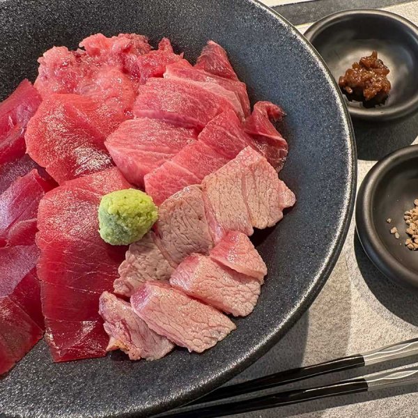 大トロ・赤身・すき身など多彩な味が楽しめる「天然生本まぐろ丼」