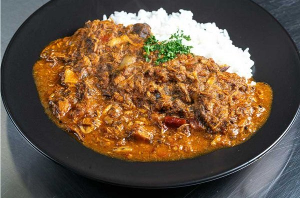 「極上国産本まぐろスパイスカレー」。持ち帰りも可能な人気メニュー（写真提供：みらい水産）