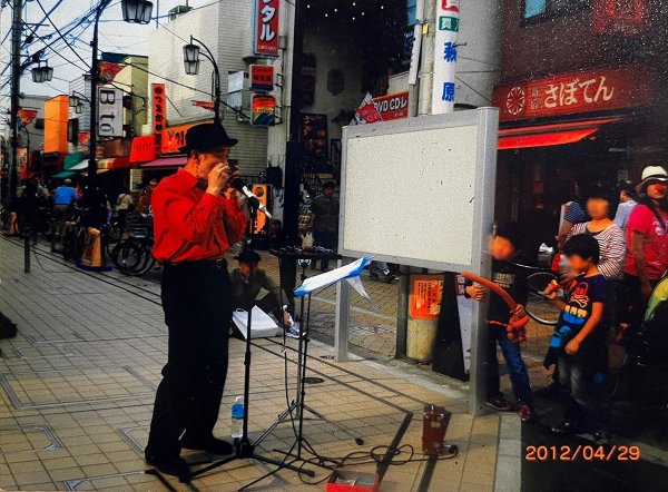 トレードマークの赤いシャツで演奏（写真提供：芝貞幸さん）